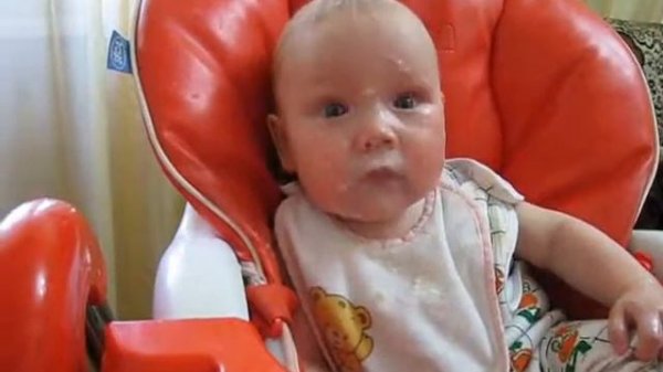 Маленький Саша кушает кашу