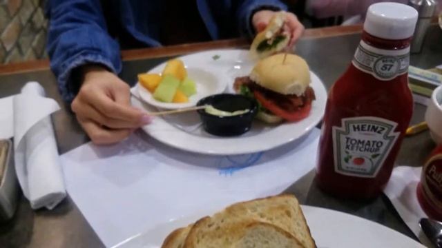 Family having brunch at the Puffy Muffin restaurant in Brentwood, Tennessee 11/03/2019 смотреть онлайн