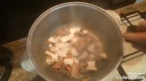 Куриные потрошки с овощами в казане.