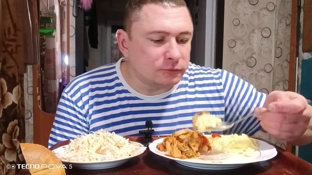 мукбанг/обжор/пюре картофельное,тушёная капуста с мясом,овощной салатик из редьки/ смотреть онлайн