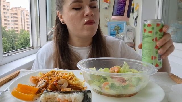 Мукбанг Wok с креветкой, салат с апельсиновым соком, овощами и креветками, онигири и лимонад #обжор смотреть онлайн