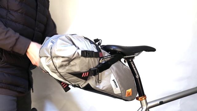 WOHO Xtouring Saddle Bag Installation | 沃荷單車 | 防水座墊包(蟲蛹包）搭配穩定架安裝說明 смотреть онлайн