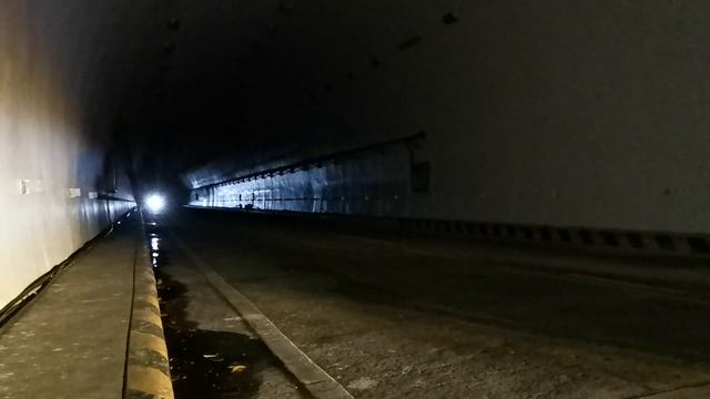 KAWASAKI NINJA ZX-25R SCREAMING IN KAYBIANG TUNNEL смотреть онлайн