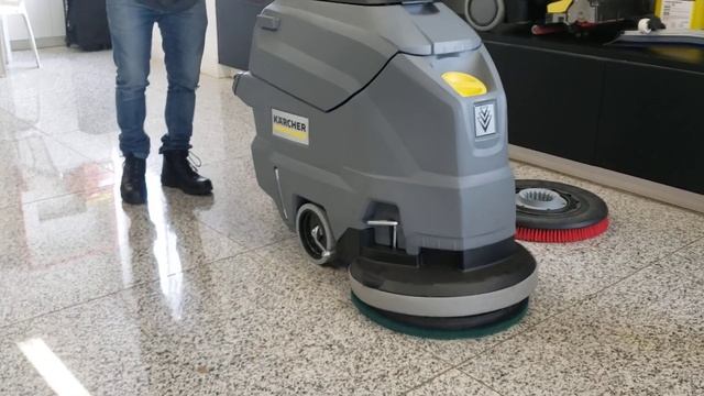 como retirar e colocar o suporte do disco e escova da máquina de lavar piso BD 50/50 KARCHER. смотреть онлайн