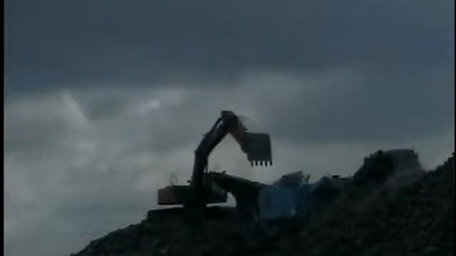 Hitachi 270 Excavator Loading Rock Crusher смотреть онлайн
