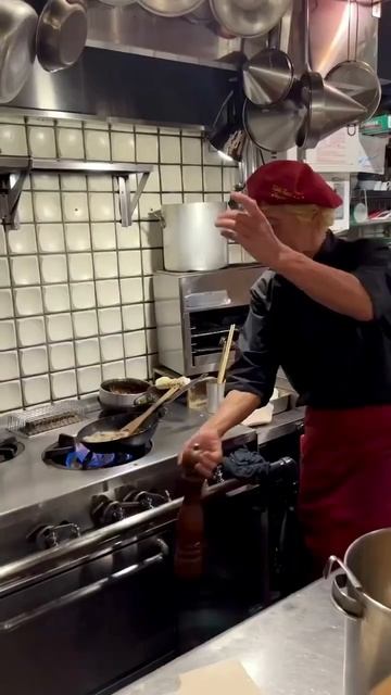 Master chef Motokichi Yukimura cooks and entertains at his shop in Kyoto #shorts #kichikichi_omuric смотреть онлайн