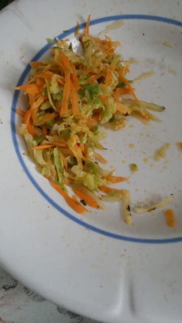 Салат из капусты, моркови и редьки на большой тарелке Двадцать Восьмого Декабря смотреть онлайн