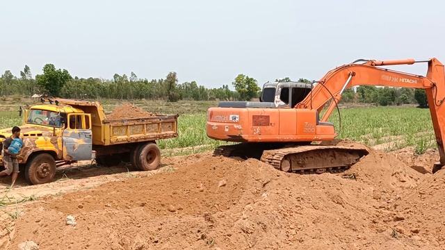 HITACHI ZX 200-1 งานขุดลอกลูกรัง วิ่งงาน อ.บ.ต รถ 6 ล้อดั้มคุณปู่ หน้ายาว Dump Truck смотреть онлайн