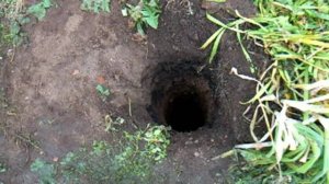 Бурение скважины ручным землебуром