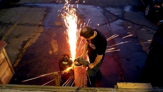 Grinding empty propane tank. смотреть онлайн
