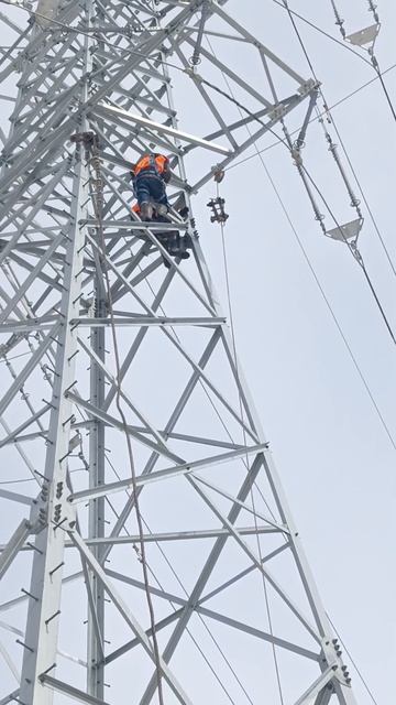 работа на севере выравнивание Анкерной опоры с проводами смотреть онлайн