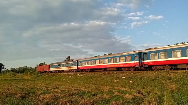 D19E-915 kéo tàu SE21 qua km1204 (17h25p -12/5/2022). смотреть онлайн