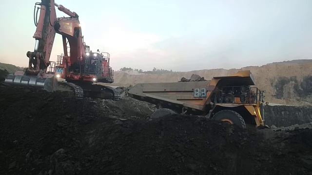 HITACHI ZX 1200 EXCAVATOR LOADING HEAVY DUTY KOMATSU video rw 25 смотреть онлайн