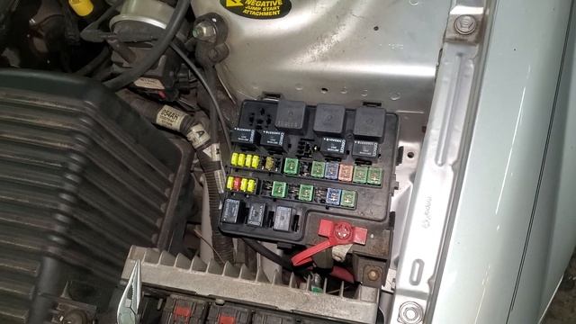 2006 Dodge Stratus/Chrysler Starter Fuse, Fuel Pump Fuse, Starter Relay & Fuel Pump Relay Location смотреть онлайн