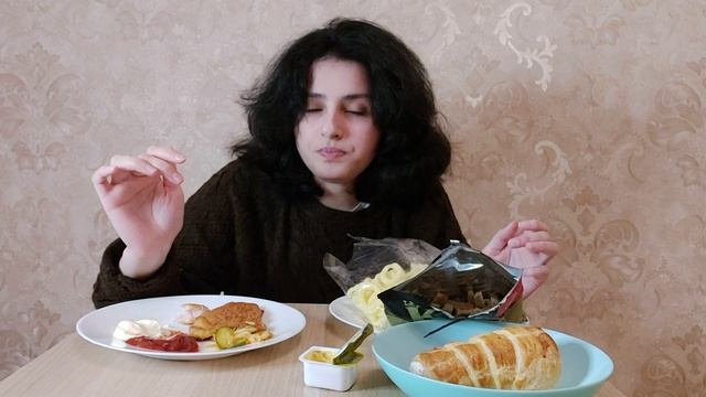 Мукбанг Домашнее Кимчи из огурцов, Кириешки и Курица в панировке смотреть онлайн