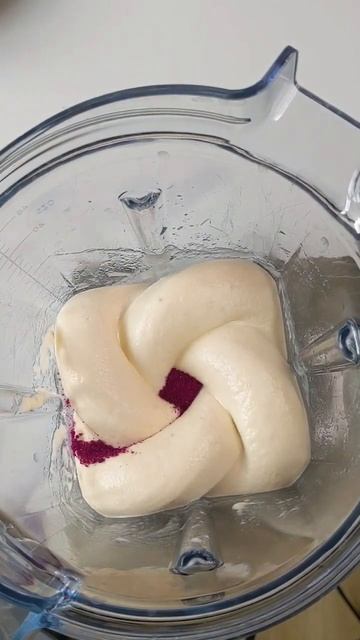 Pink smoothie bowl made using frozen bananas, pineapple and a spoon of Pink Pitaya powder 💕 смотреть онлайн