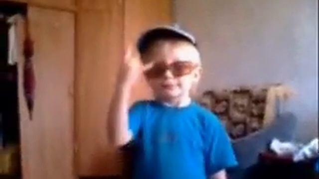 Братик танцует смотреть онлайн