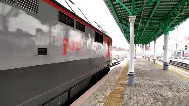 Тепловоз ТЭП70БС-328 на Белорусском вокзале смотреть онлайн