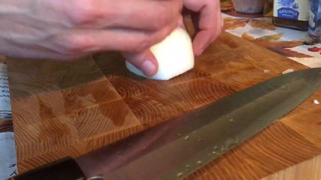 Режу лук полукольцами на шашлык смотреть онлайн