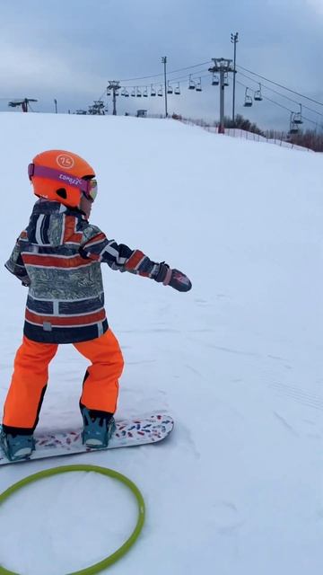 Дети сноубордисты. 5 лет | Как поворачивать на сноуборде #сноуборд #snowboarding смотреть онлайн