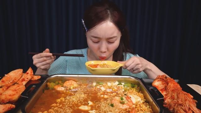 아기가 잠 든 사이 🌙 미소 몰래 신라면 밥까지 말아서 야무지게 먹방 While the baby is Sleep Korean Ramen Mukbang ASMR Ssoyoung смотреть онлайн