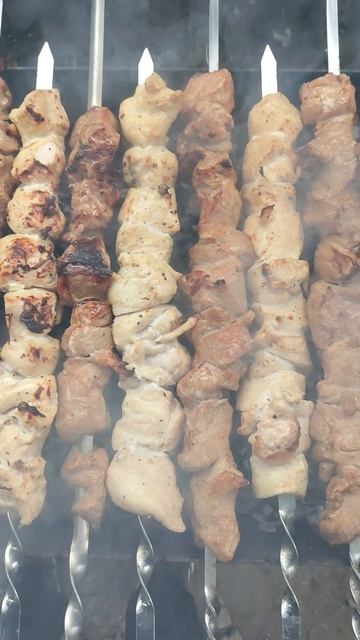 Шашлык из свинины и курицы.