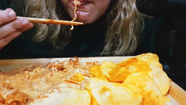 Samyang cheese hot chicken ramen with chips 😋 Soft and crunchy eating sounds + light whispers смотреть онлайн