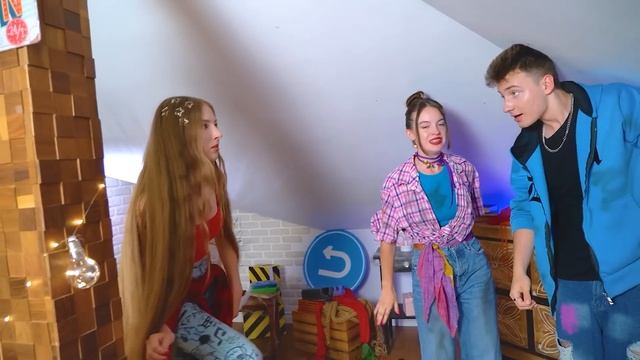 Плохого Сироту Усыновила Семья Миллиардеров! Мои Родители Любят Приемного Брата Больше, Чем Меня смотреть онлайн