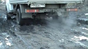 Пустая Газель по грязи в горку