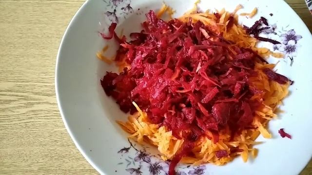 Витаминозна салата от червено цвекло, моркови и ябълка смотреть онлайн