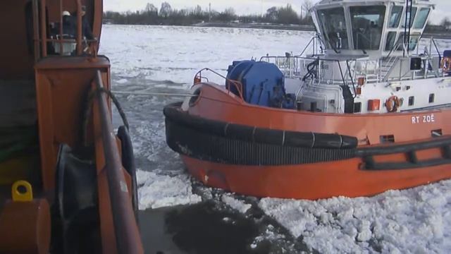Лед не дает судну отойти от причала. смотреть онлайн
