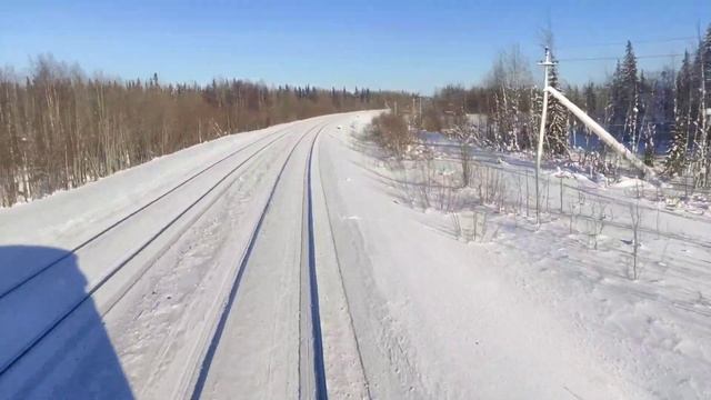 Вид из кабины машиниста на севере зимой.. смотреть онлайн