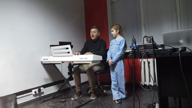 VLOG Алиса пошла на вокал смотреть онлайн