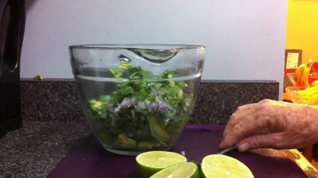 Ripe Avocados into easy Guacamole смотреть онлайн