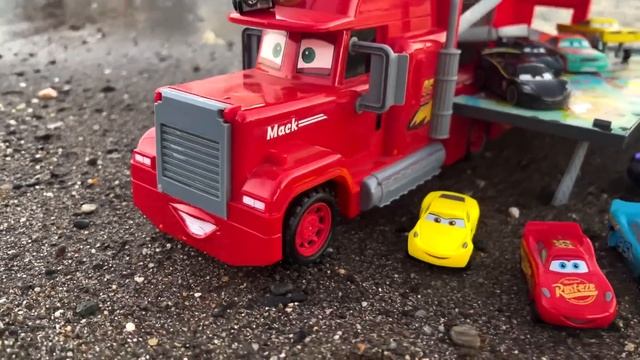 Looking for Disney Pixar Cars On The Rocky Road : Lightning Mcqueen, Cruz, Mater, Guido, Finn, Stor смотреть онлайн