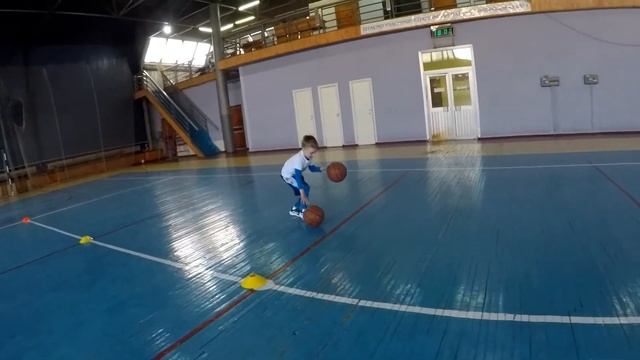 №75 - Баскетбол в 5 лет: проход под кольцо после передачи, переводы за спиной, ведение с приседание смотреть онлайн