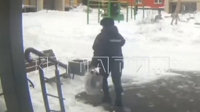 Злостным нарушителем санитарных правил оказался человек в полицейской форме смотреть онлайн