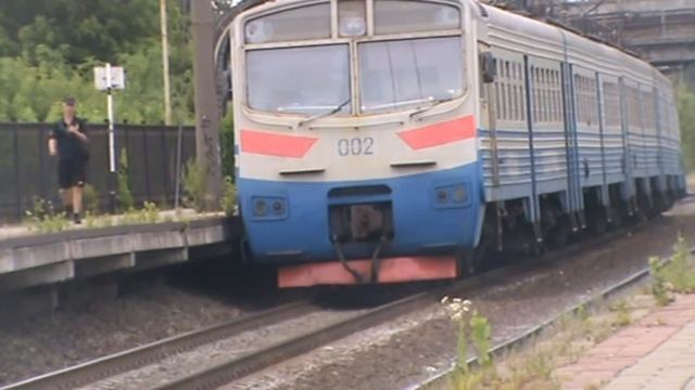 ЭЛЕКТРОПОЕЗД ЭПЛ9Т-002 НА СТАНЦИЯ ЛЕВОБЕРЕЖНА ГУДОК ТИФОН смотреть онлайн