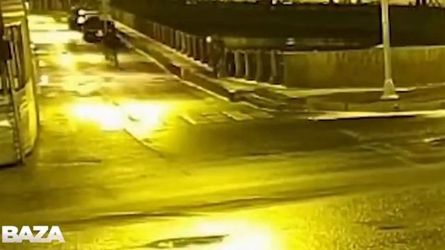 Мужчина, похожий на профессора Соколова, выбрасывает мешок в Мойку смотреть онлайн