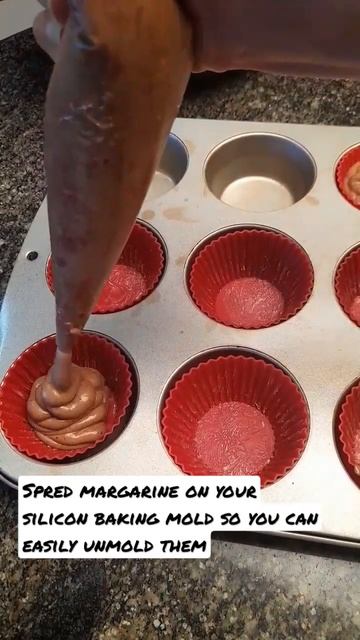Hack to Easily unmold Cupcakes of silicon baking cups!! смотреть онлайн