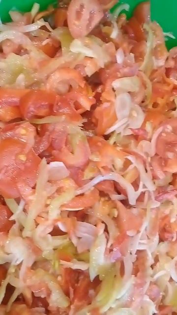 Овощной салат из помидор, перца и лука смотреть онлайн