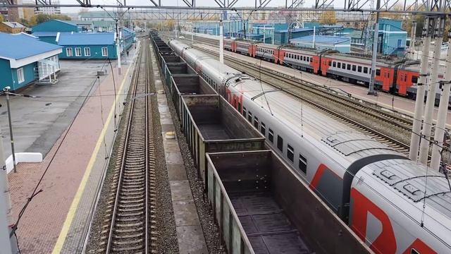 Электровоз 2ЭС6-1051 с грузовым поездом. смотреть онлайн