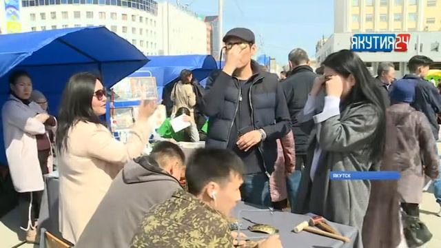 Профориентационная акция «Город профессий» проходит на площади Ленина в Якутске смотреть онлайн