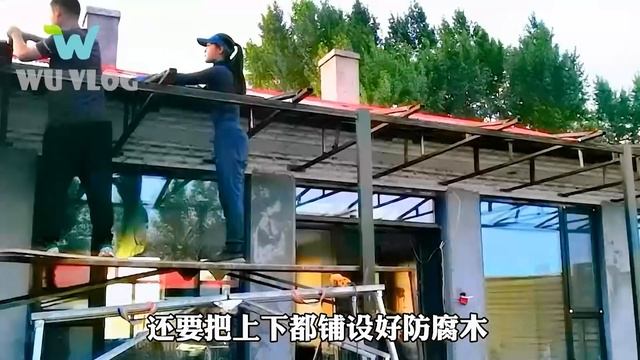 Красивая китайская девушка приводит в порядок сад и старый дом, ремонтирует старый заброшенный дом. смотреть онлайн