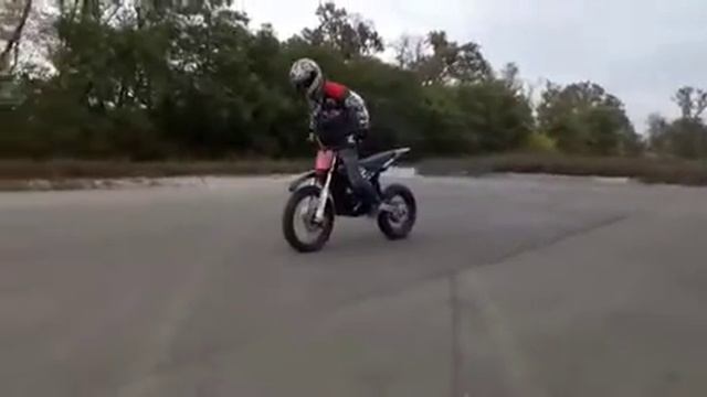 stunt on elektro motorcycle смотреть онлайн