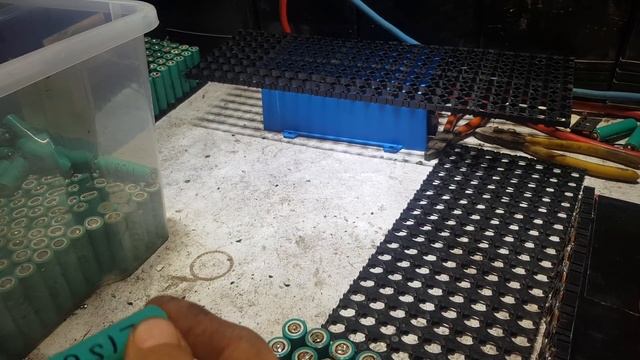 Sorting & Starting to Build The 800 cell 18650's Pokeys 6KWH Rv Pack Pt1 Samsung 20R смотреть онлайн