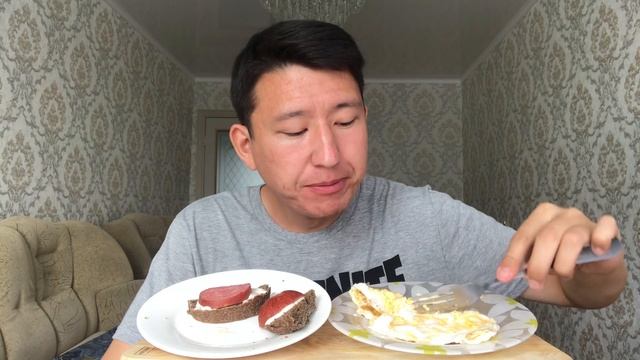 МУКБАНГ Мой простой завтрак|Бутерброды и жаренные яица 🍳 смотреть онлайн