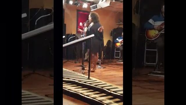 Summertime LIVE by Leslie Annette смотреть онлайн