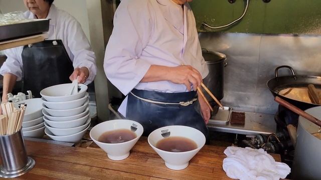 JAPAN | Ramen in 2 Minutes at Wakaba Ramen (Tokyo's World Famous Tsukiji Market) смотреть онлайн