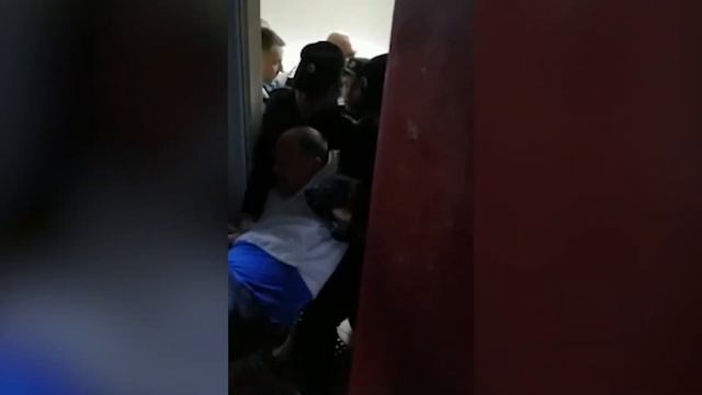 Полиция выносит депутата Илью Шмакова смотреть онлайн